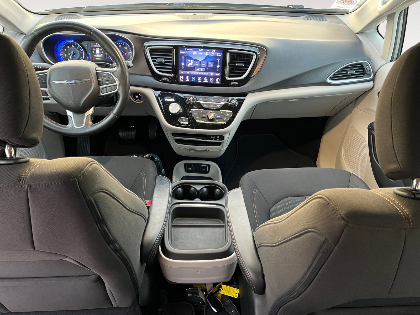 Used 2019 Chrysler Pacifica Touring Plus w/ Cold Weather Group FWD image 13