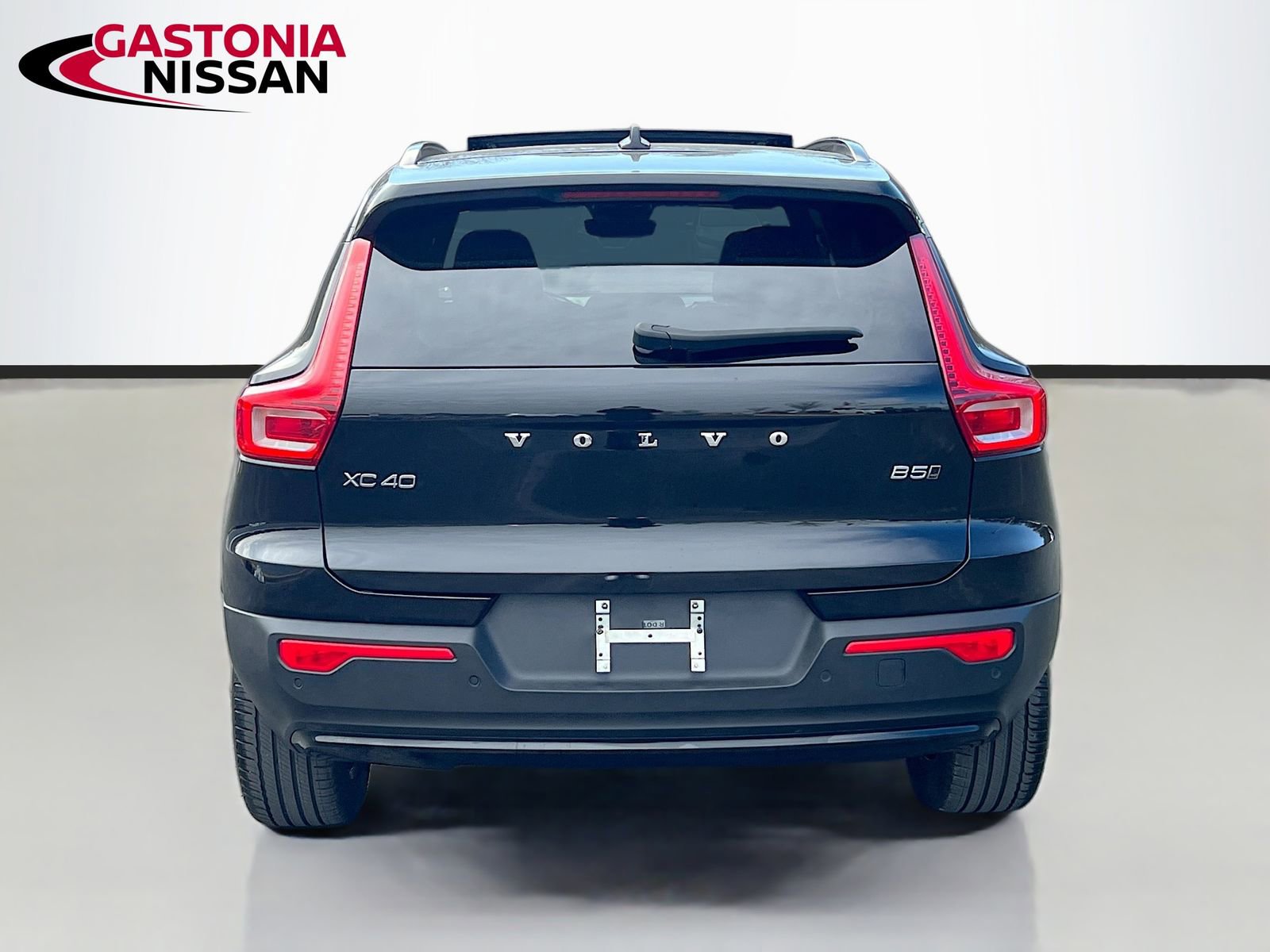 Used 2024 Volvo XC40 B5 Core image 7