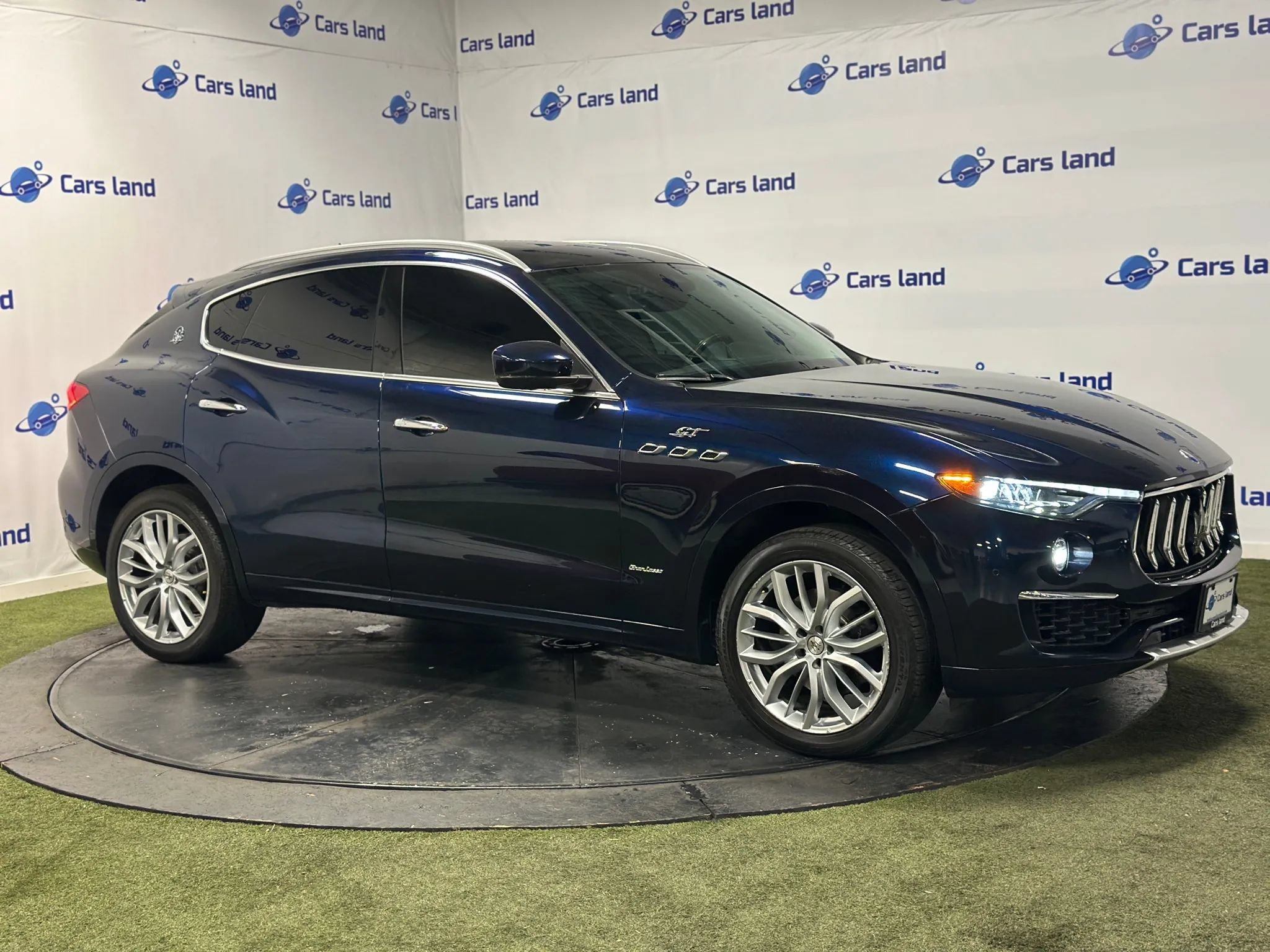 Used 2019 Maserati Levante GranLusso AWD/4WD image 2