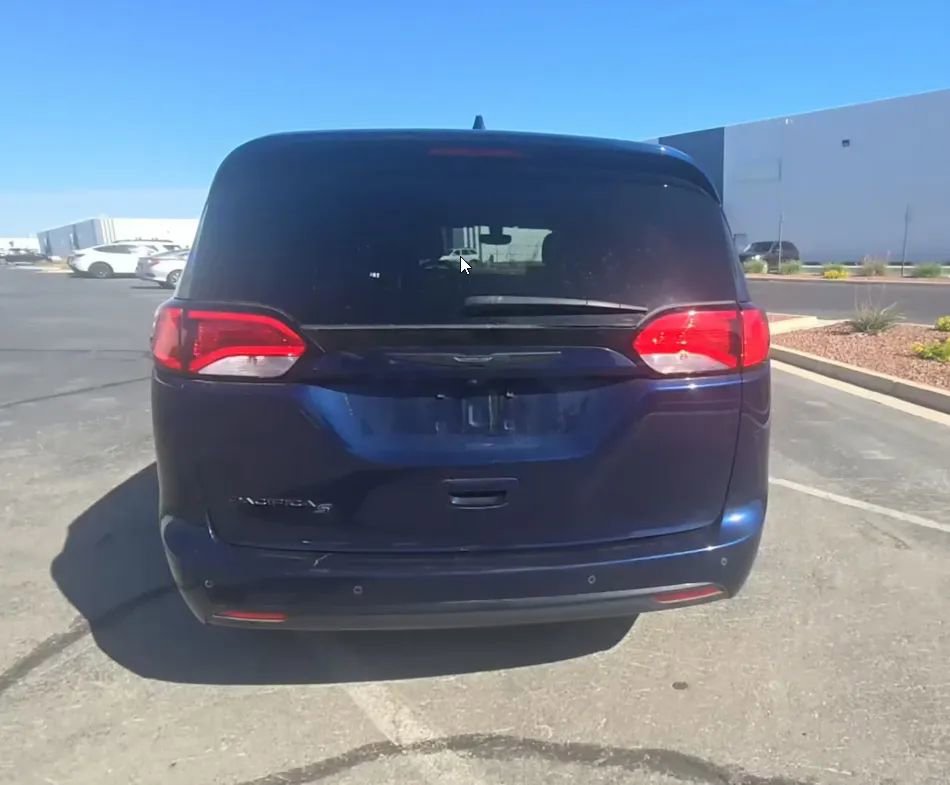 Used 2018 Chrysler Pacifica Touring Plus w/ S Appearance Package FWD image 2