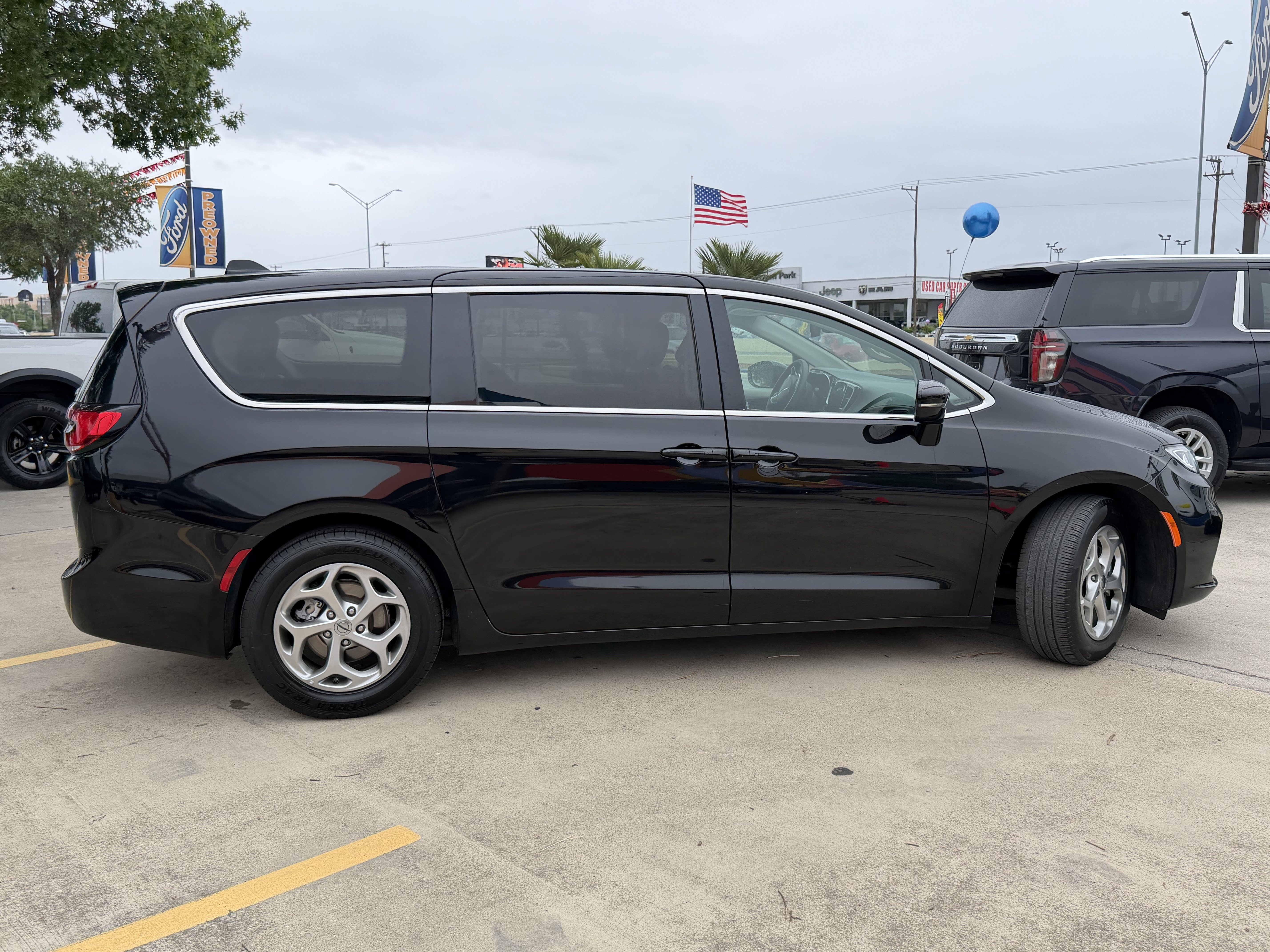Used 2024 Chrysler Pacifica Limited FWD image 4
