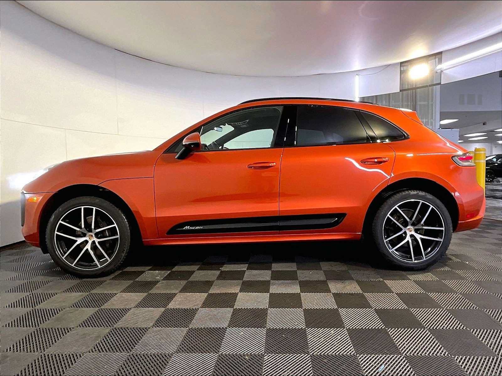 Certified 2024 Porsche Macan AWD/4WD image 2