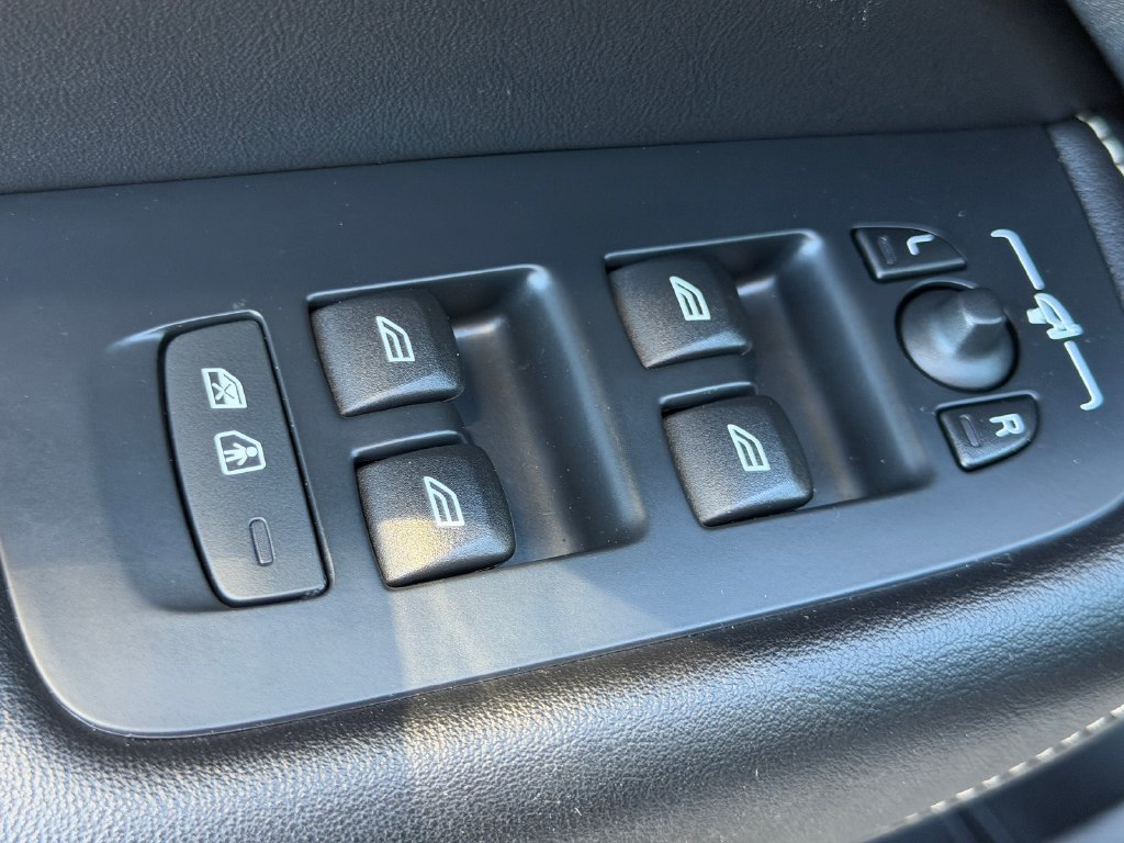 Used 2018 Volvo XC60 T6 R-Design w/ Convenience Package AWD/4WD image 9