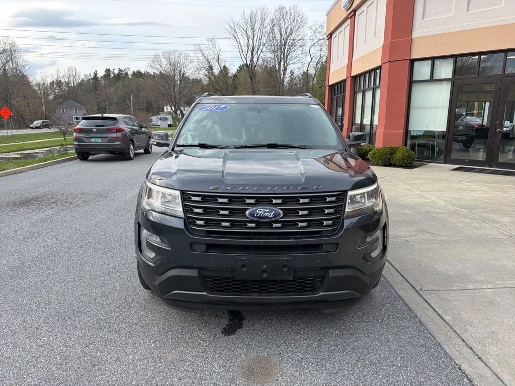Used 2017 Ford Explorer XLT w/ Equipment Group 202A AWD/4WD image 2