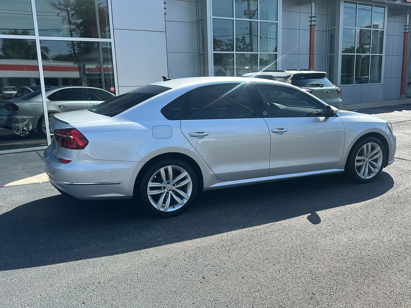 Used 2019 Volkswagen Passat 2.0T Wolfsburg w/ Wheels & Sunroof Package FWD image 3