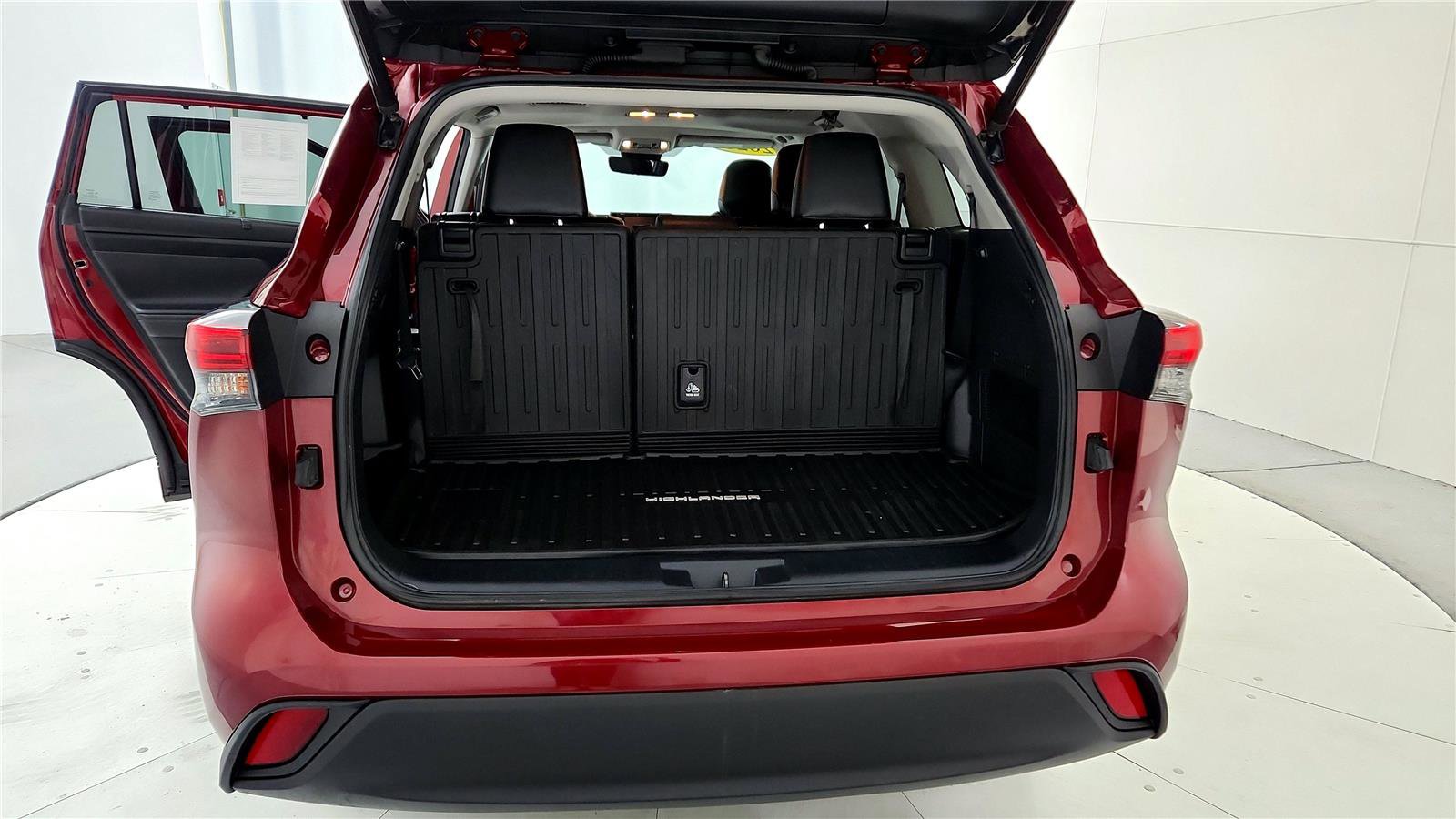 Used 2020 Toyota Highlander XLE image 20