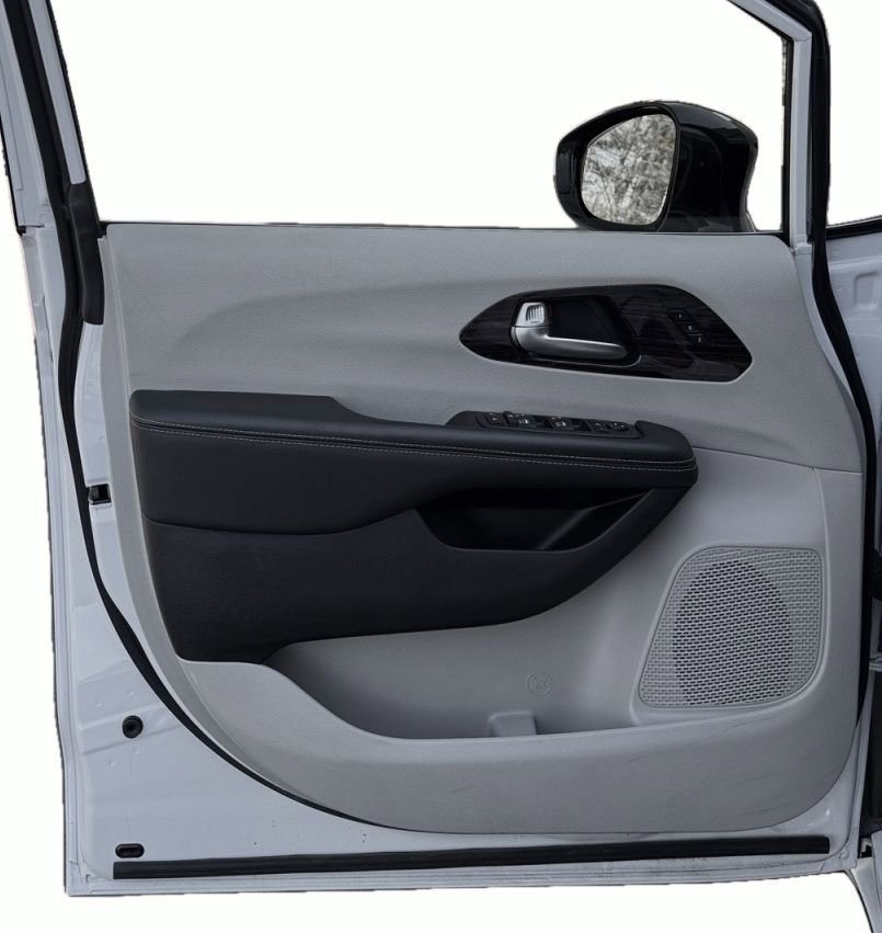 Used 2024 Chrysler Pacifica Limited image 14