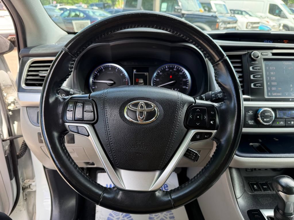 Used 2019 Toyota Highlander XLE AWD/4WD image 14