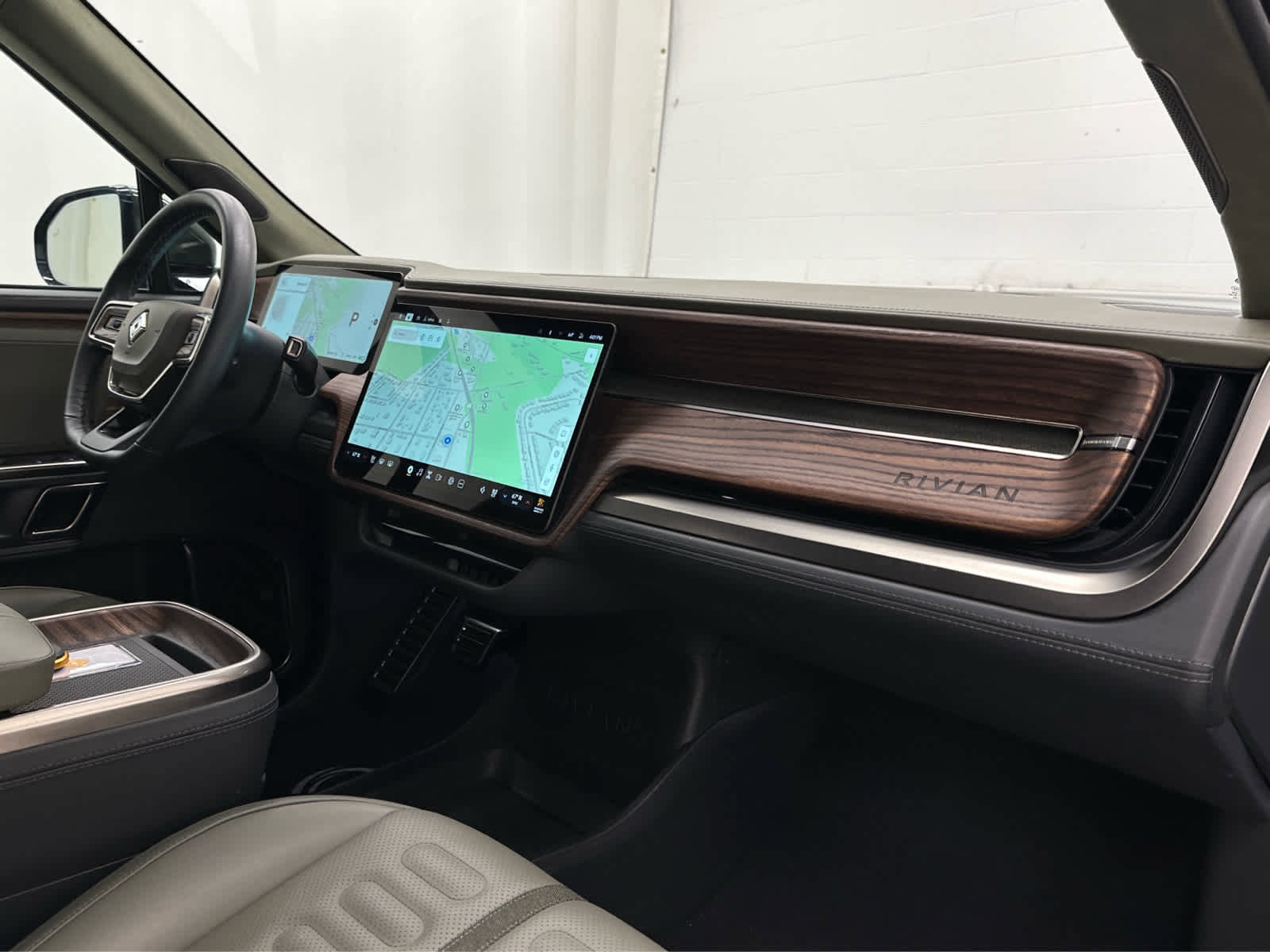 Used 2024 Rivian R1S Adventure image 18