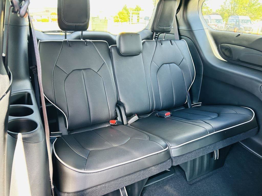 New 2026 Chrysler Pacifica Limited w/ Uconnect Theater Family Group image 41