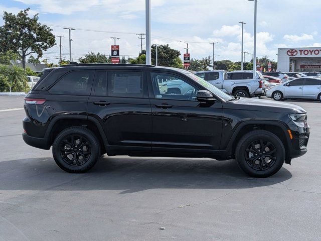 Used 2024 Jeep Grand Cherokee Altitude AWD/4WD image 4