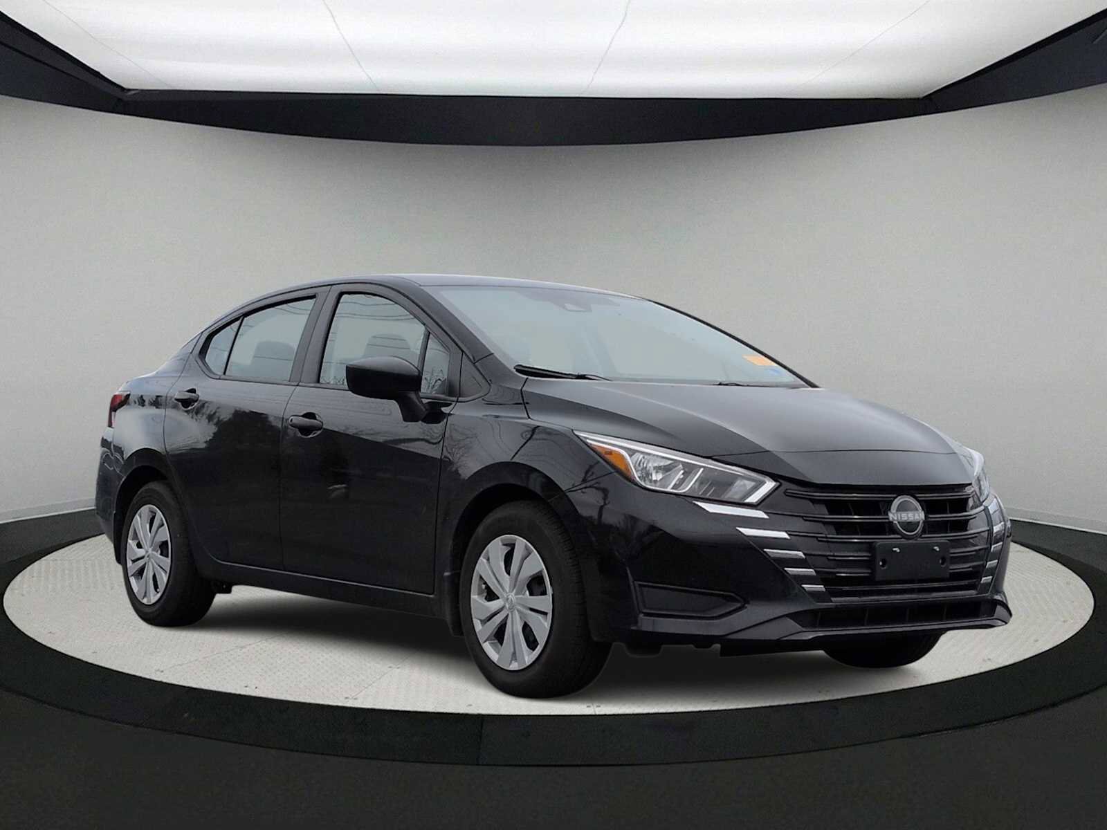 Used 2024 Nissan Versa S image 2