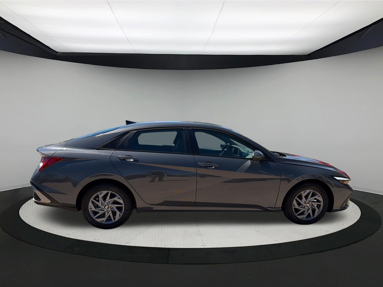 Used 2026 Hyundai Elantra Hybrid FWD image 3