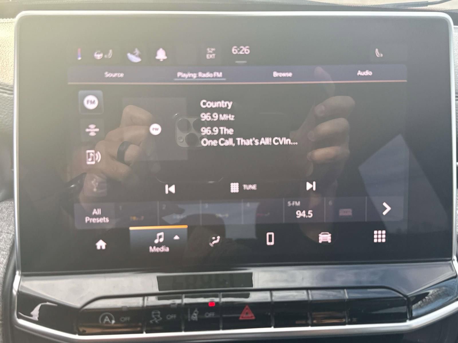 Used 2023 Jeep Compass Latitude w/ Sun and Sound Group image 14