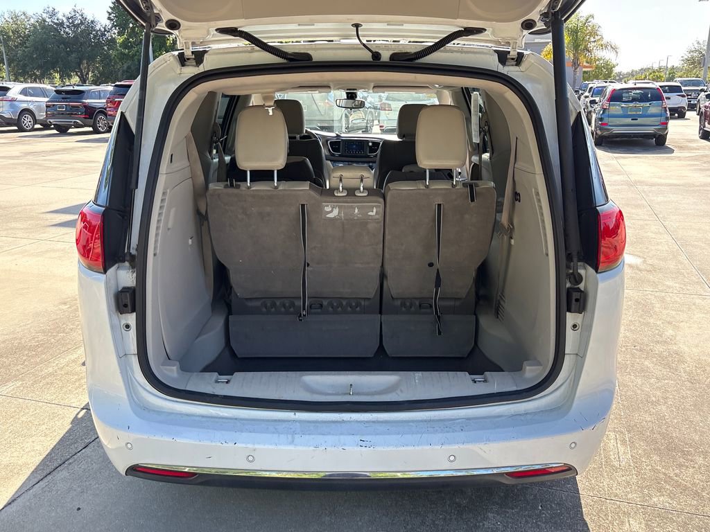 Used 2018 Chrysler Pacifica Touring-L FWD image 24