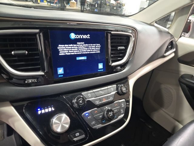 Used 2017 Chrysler Pacifica Touring-L FWD image 14