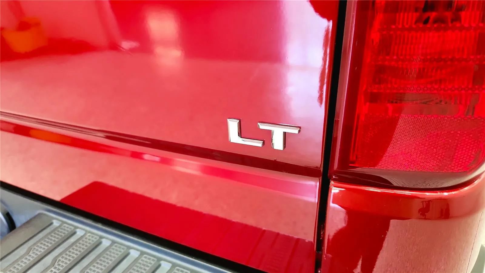 Used 2022 Chevrolet Silverado 1500 LT w/ Z71 Off-Road Package AWD/4WD image 14