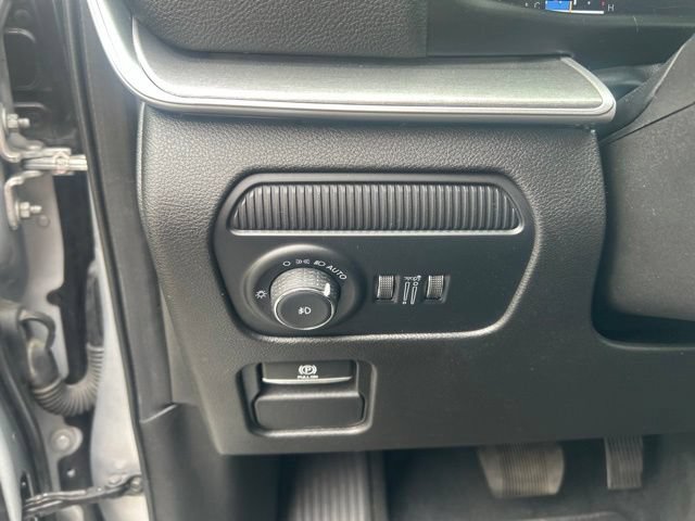 Used 2025 Jeep Wagoneer L Series II w/ 8-pass Seating Package AWD/4WD image 18