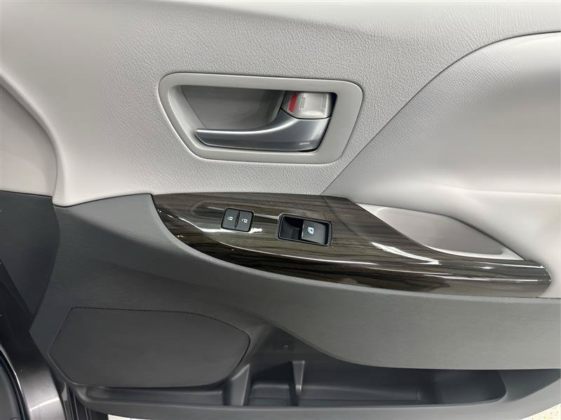 Used 2017 Toyota Sienna XLE w/ XLE Navigation Package FWD image 25