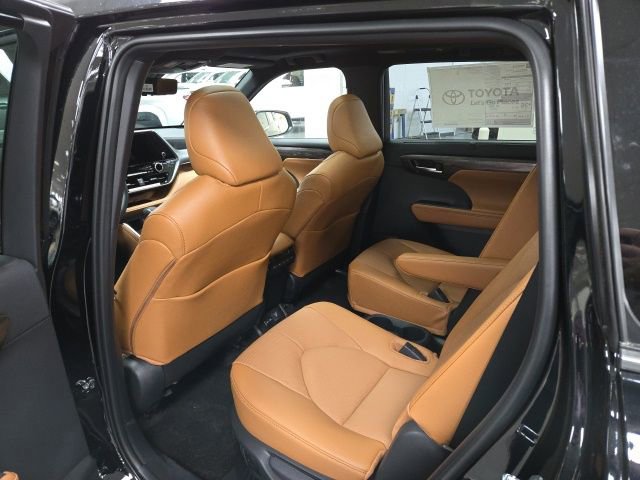 New 2026 Toyota Highlander Platinum image 17