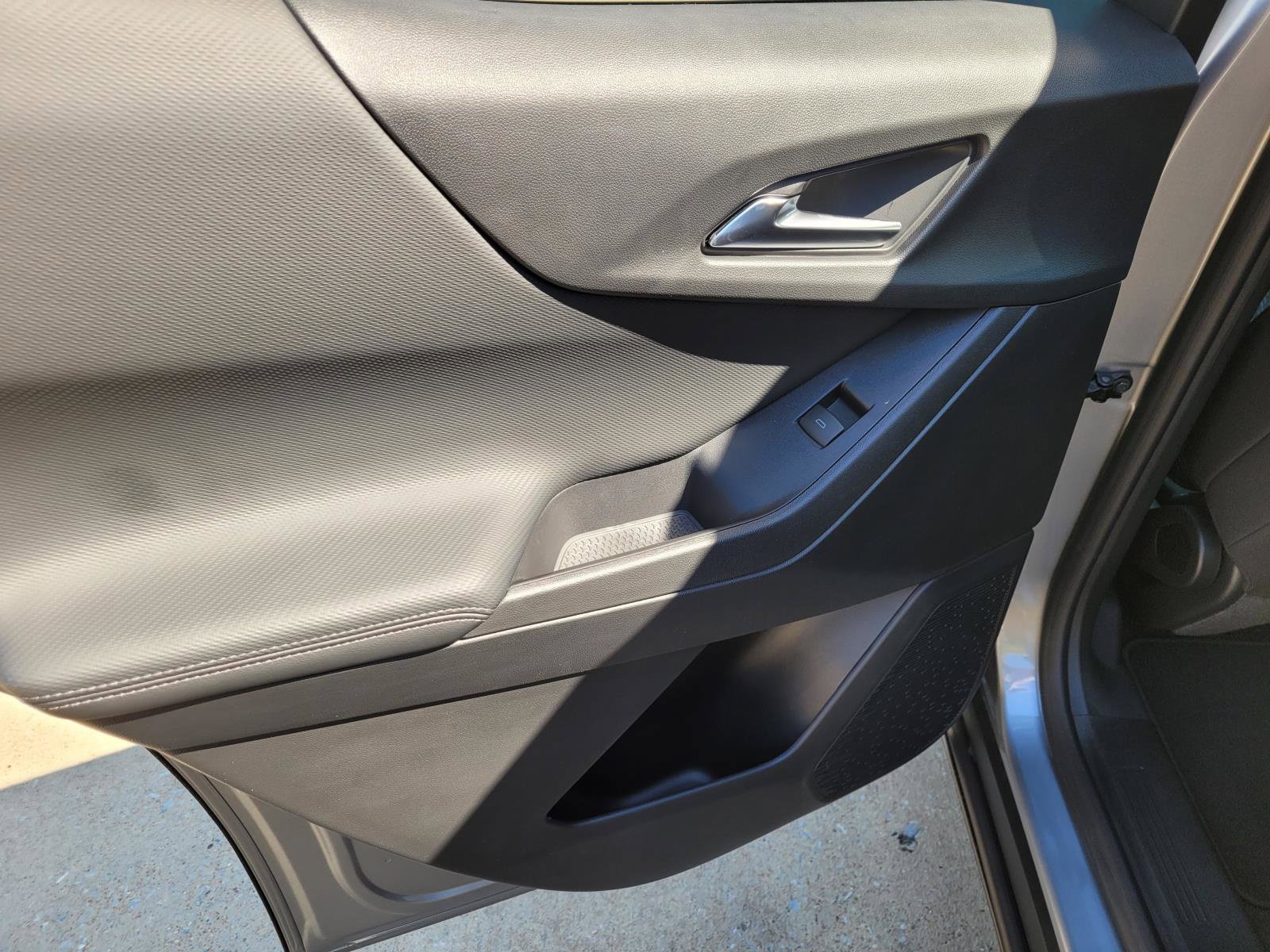 New 2027 Chevrolet Equinox LT w/ Safety and Technology Package FWD image 8