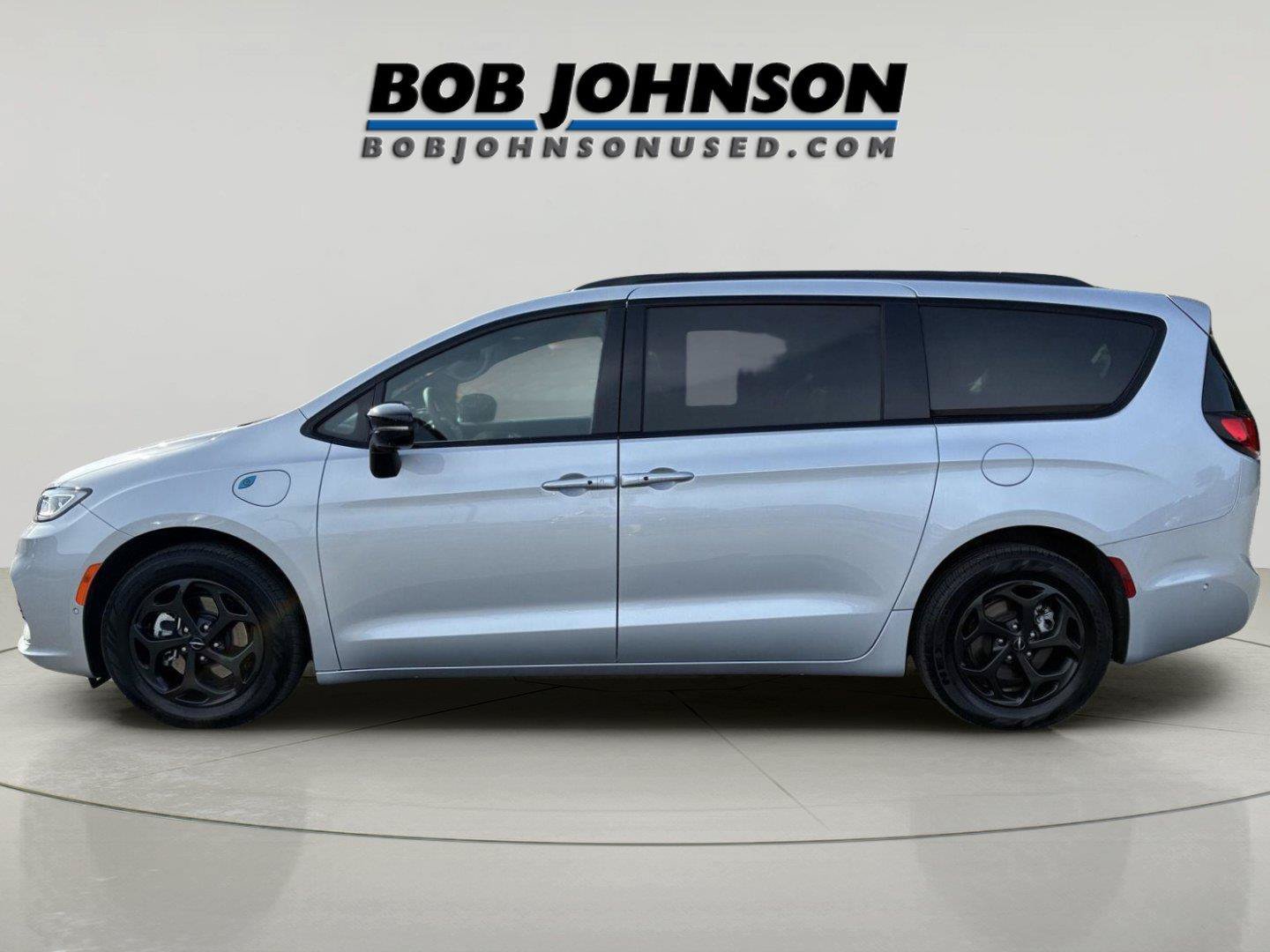 Used 2024 Chrysler Pacifica Premium FWD image 4