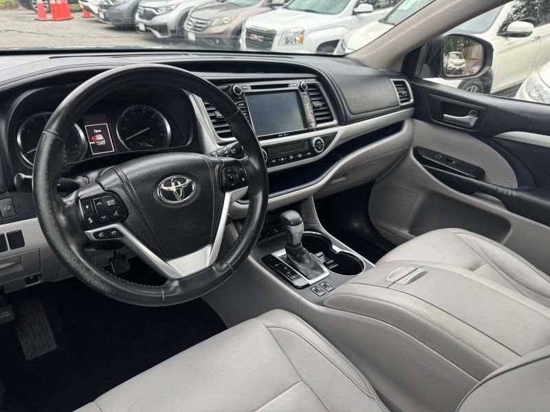 Used 2015 Toyota Highlander XLE AWD/4WD image 7