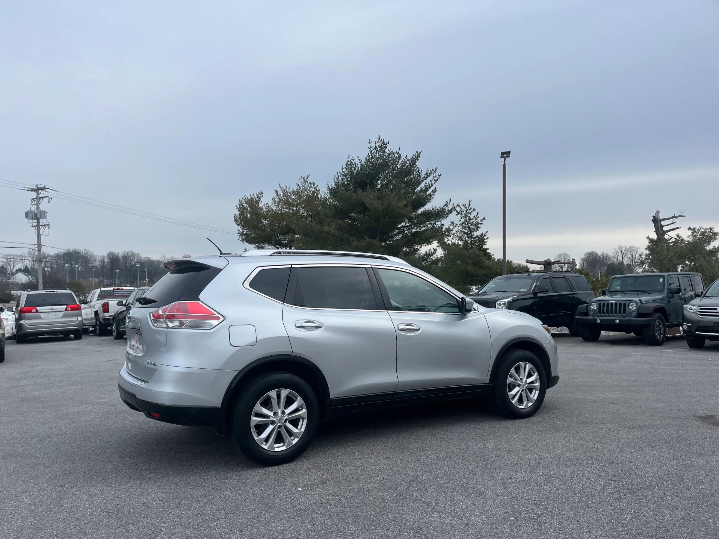Used 2015 Nissan Rogue SV image 2