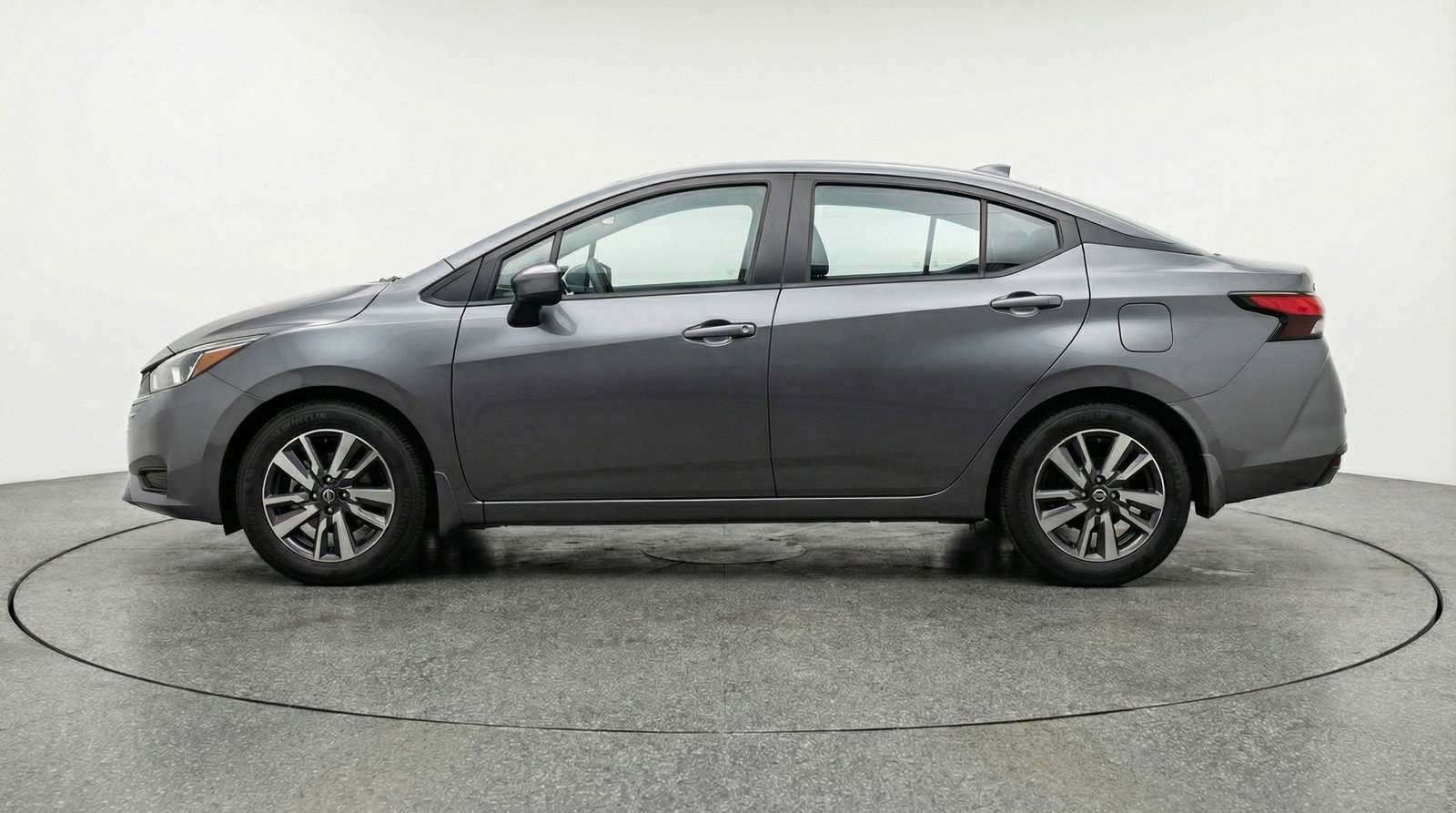 Used 2025 Nissan Versa SV image 5