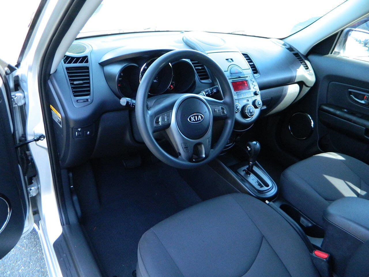 Used 2010 Kia Soul + image 11