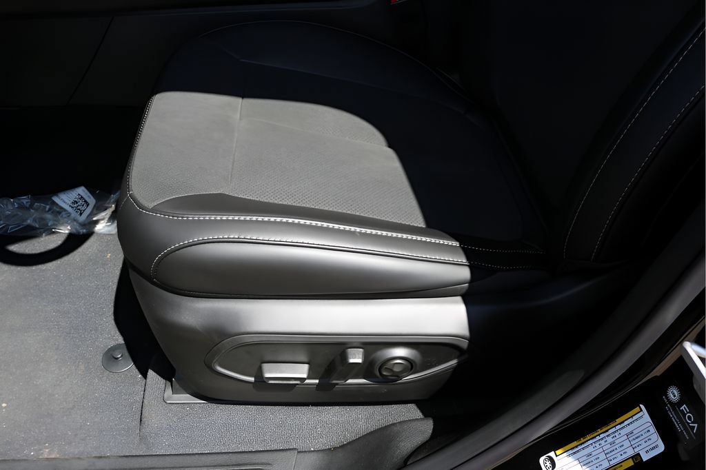 New 2027 Jeep Grand Cherokee Altitude AWD/4WD image 13