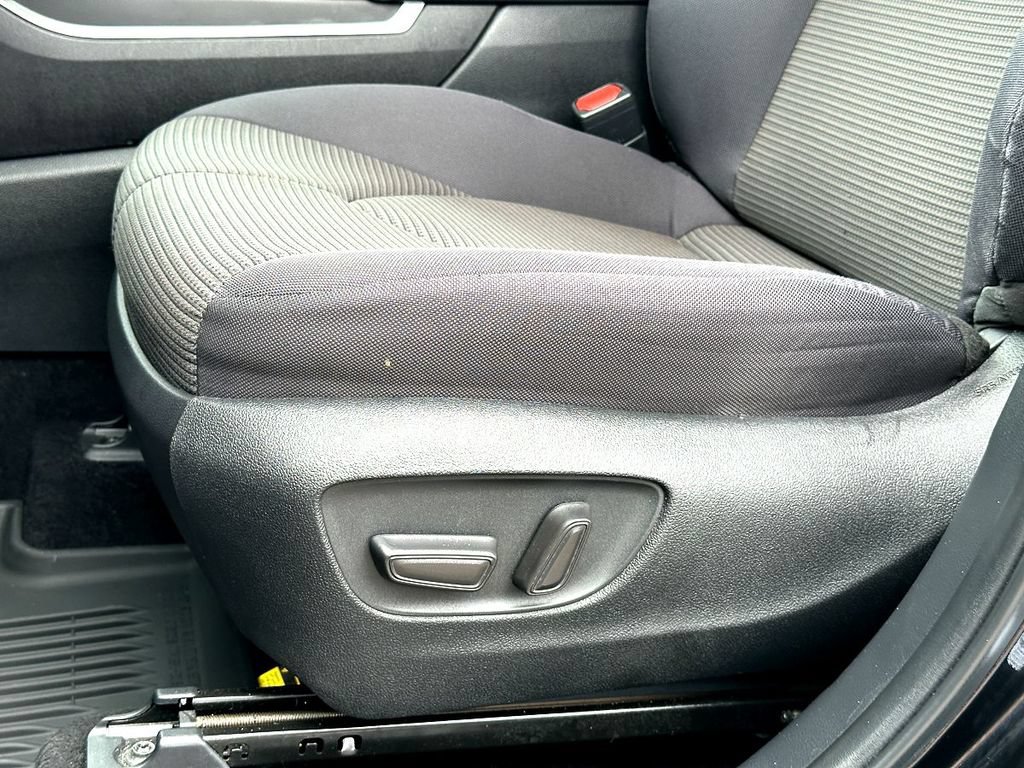 Used 2024 Toyota Highlander LE AWD/4WD image 12
