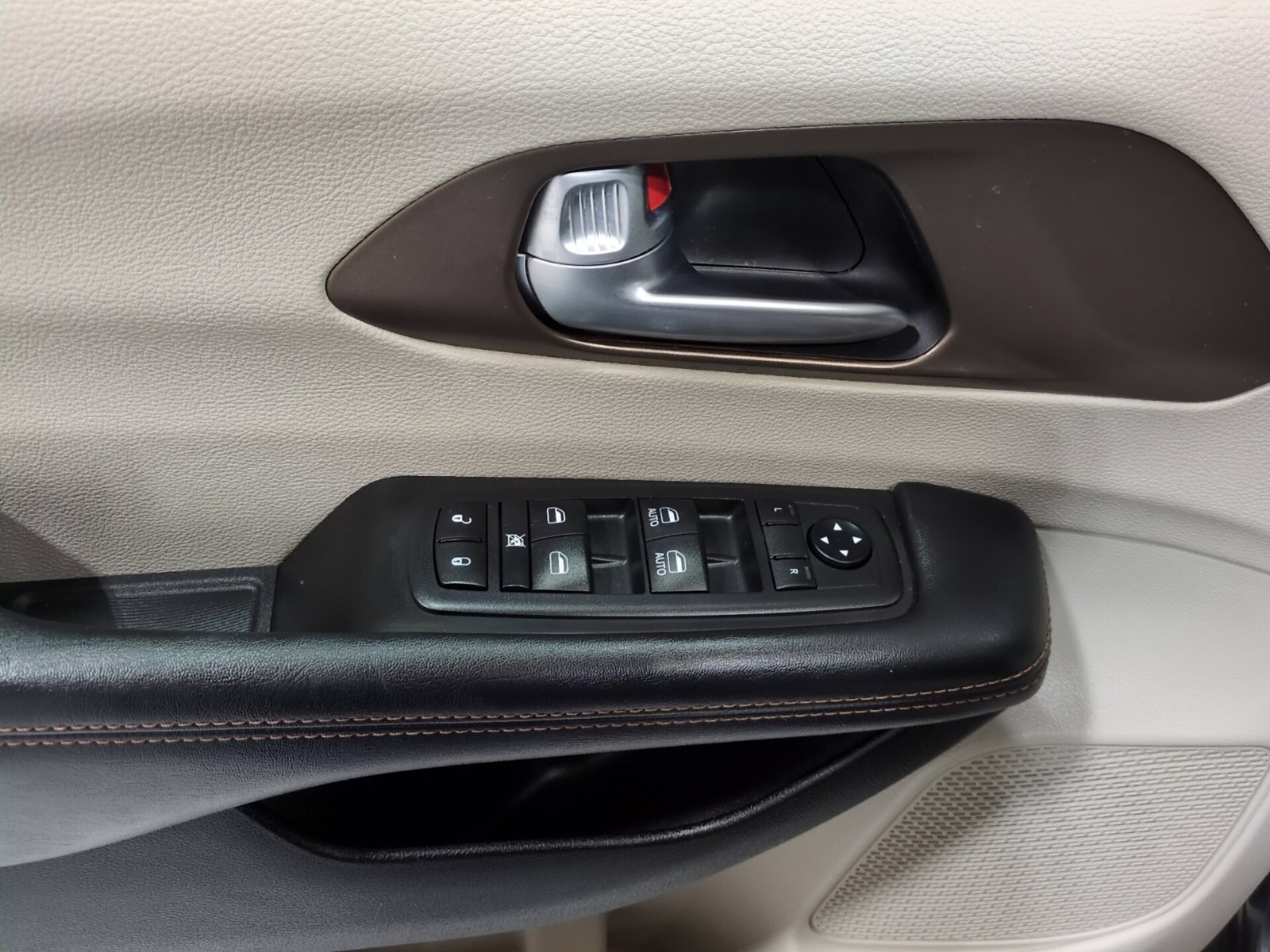 Used 2018 Chrysler Pacifica Touring-L FWD image 21