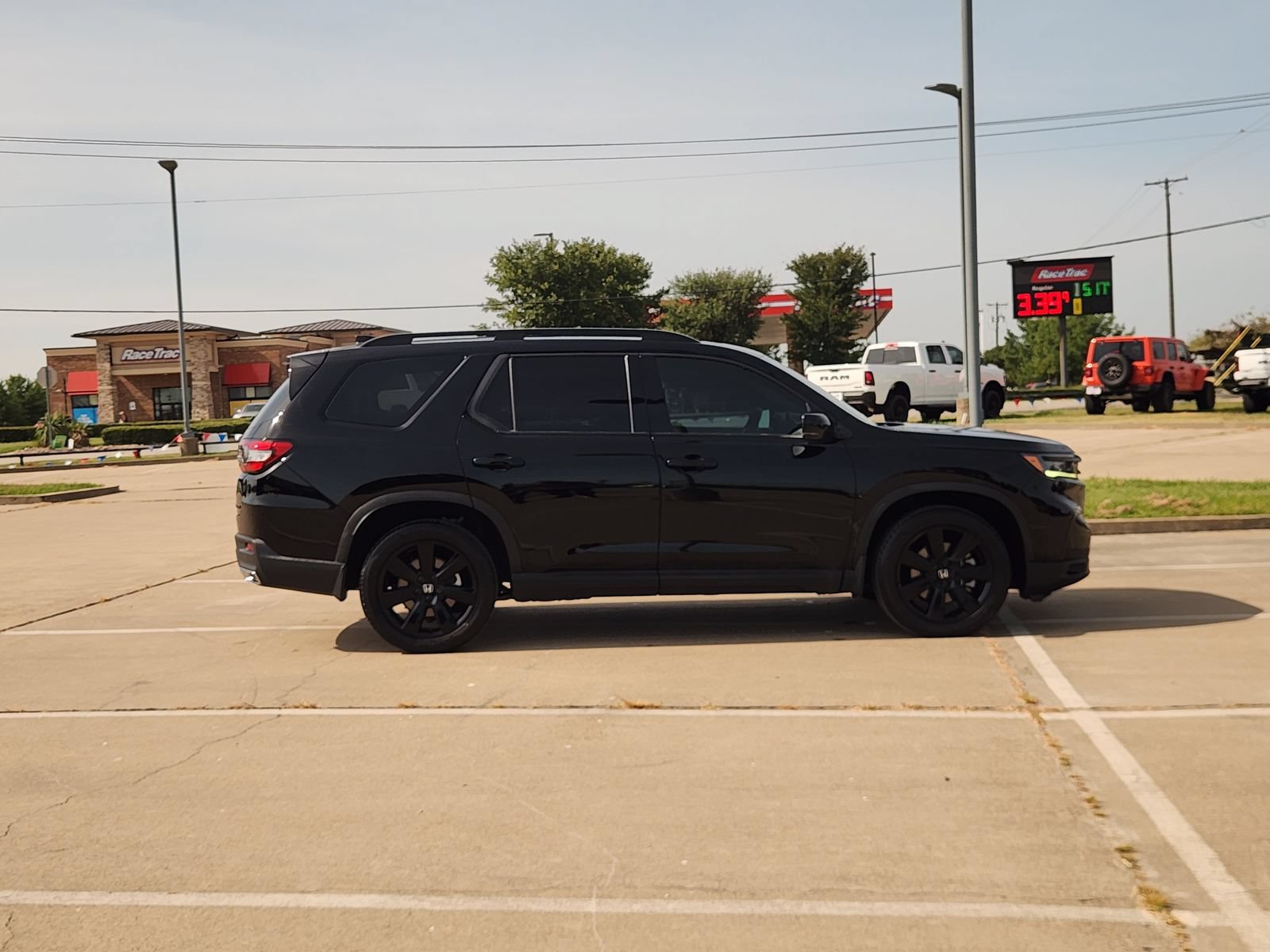 Used 2025 Honda Pilot Black Edition image 7