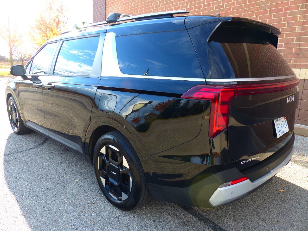 Used 2025 Kia Carnival EX image 7