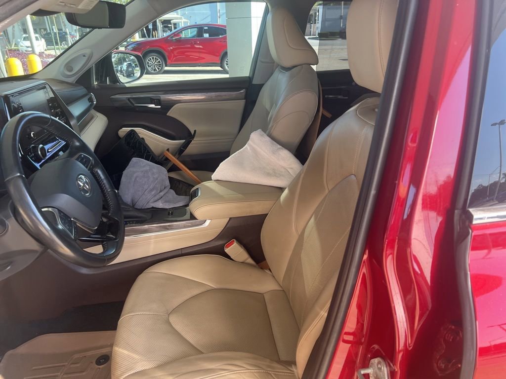 Used 2020 Toyota Highlander Limited FWD image 4