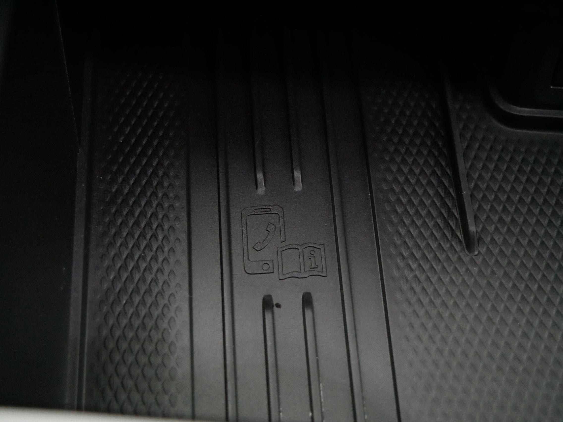 Certified 2025 Volkswagen Atlas Cross Sport SEL R-Line image 33