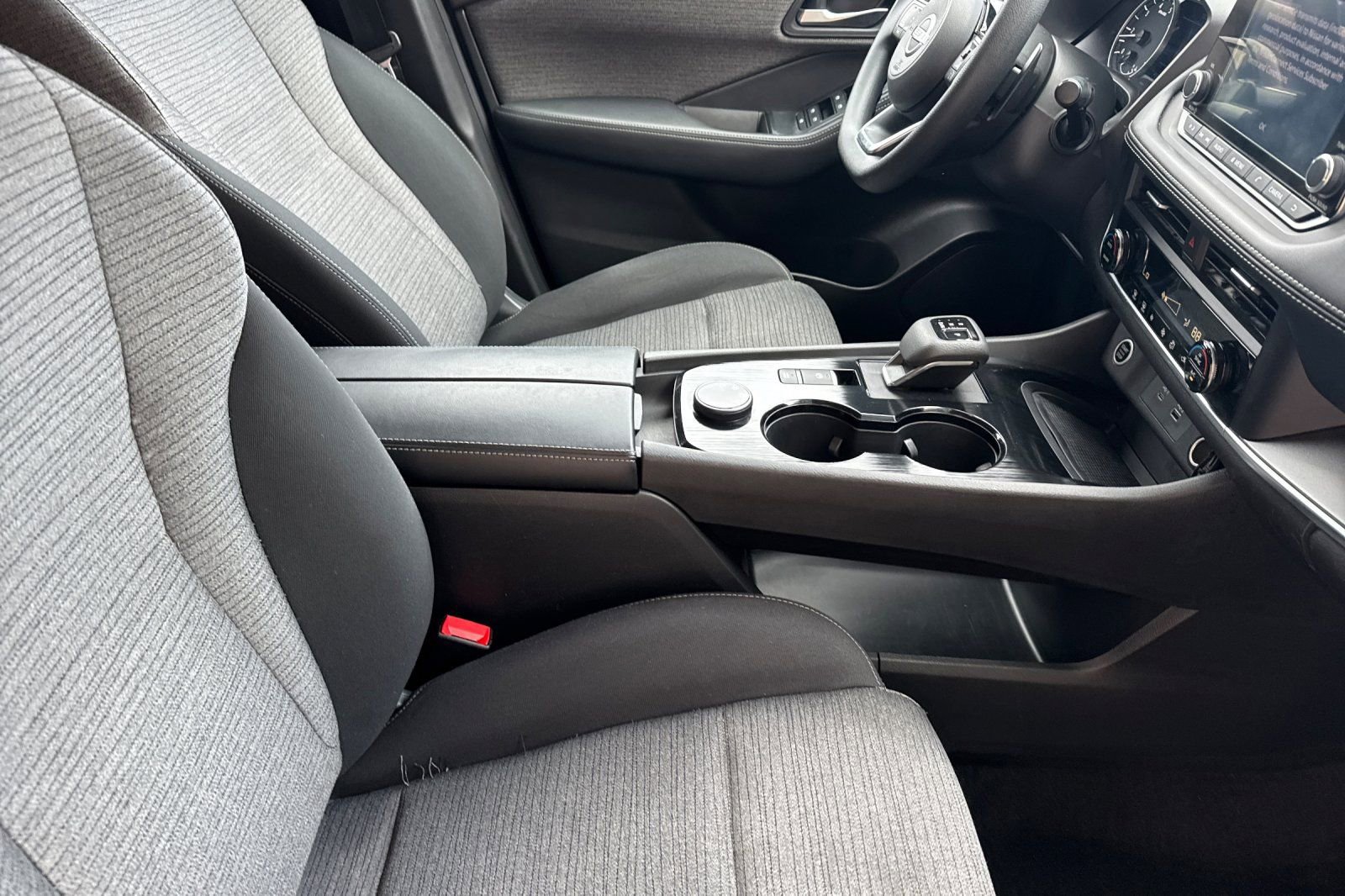 Used 2023 Nissan Rogue SV AWD/4WD image 19