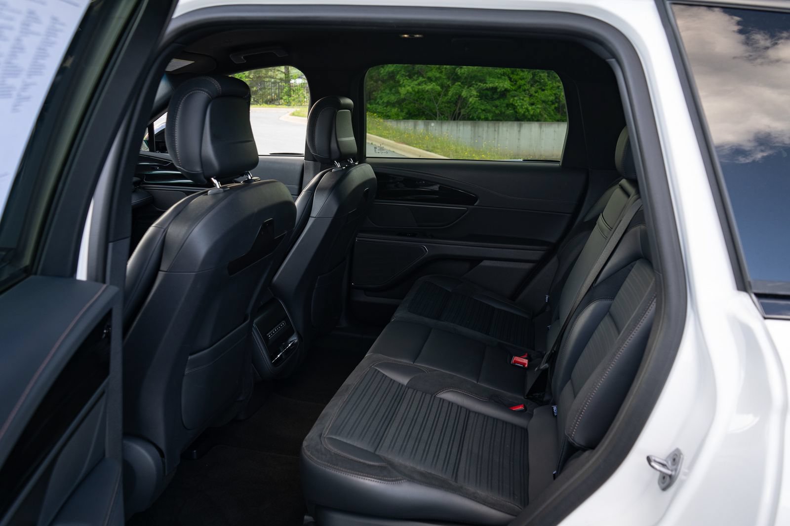 Used 2024 Lincoln Nautilus Reserve w/ Jet Appearance Package (87T) AWD/4WD image 18