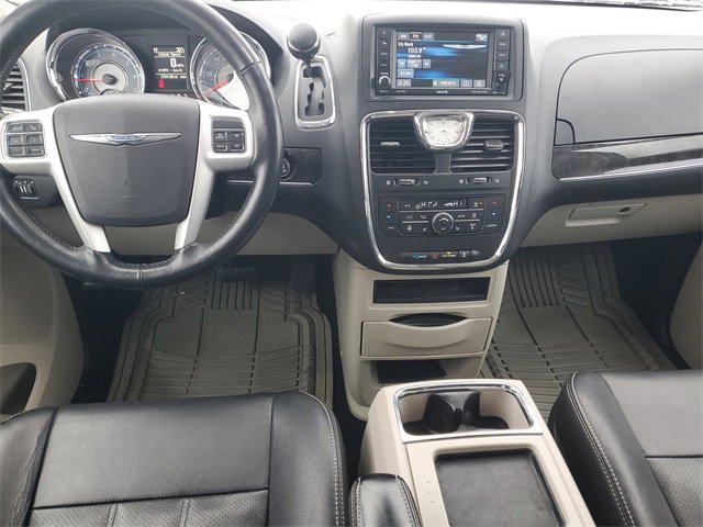 Used 2015 Chrysler Town & Country Touring-L w/ Driver Convenience Group image 11