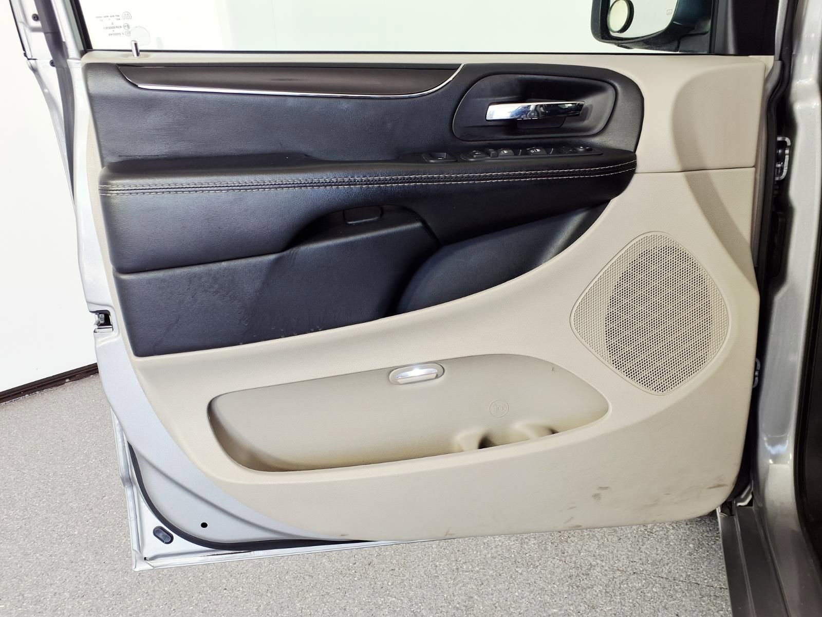 Used 2017 Dodge Grand Caravan SXT FWD image 12