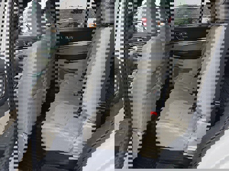 Used 2018 Ford Explorer XLT image 6