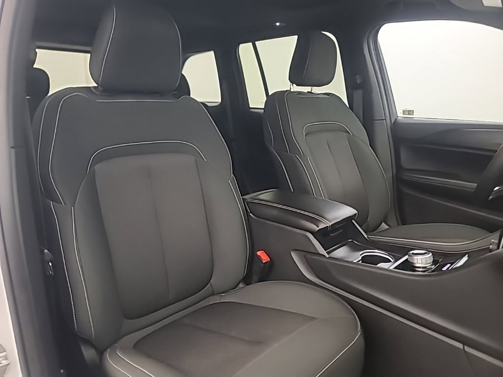 Used 2025 Jeep Grand Cherokee Laredo X w/ Luxury Tech Group I AWD/4WD image 18