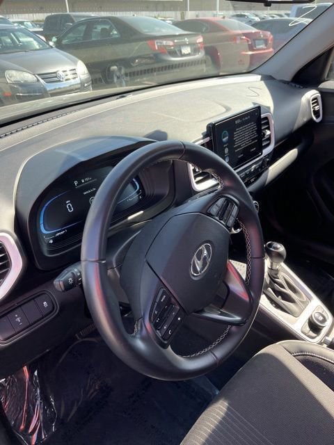 Used 2024 Hyundai Venue Limited FWD image 13