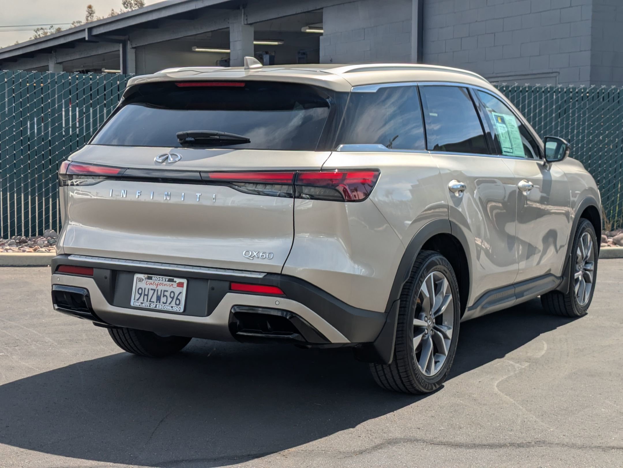 Used 2023 INFINITI QX60 Luxe w/ Performance Audio Package image 7