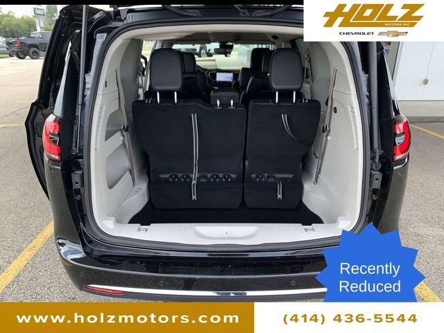 Used 2024 Chrysler Pacifica Touring-L image 17