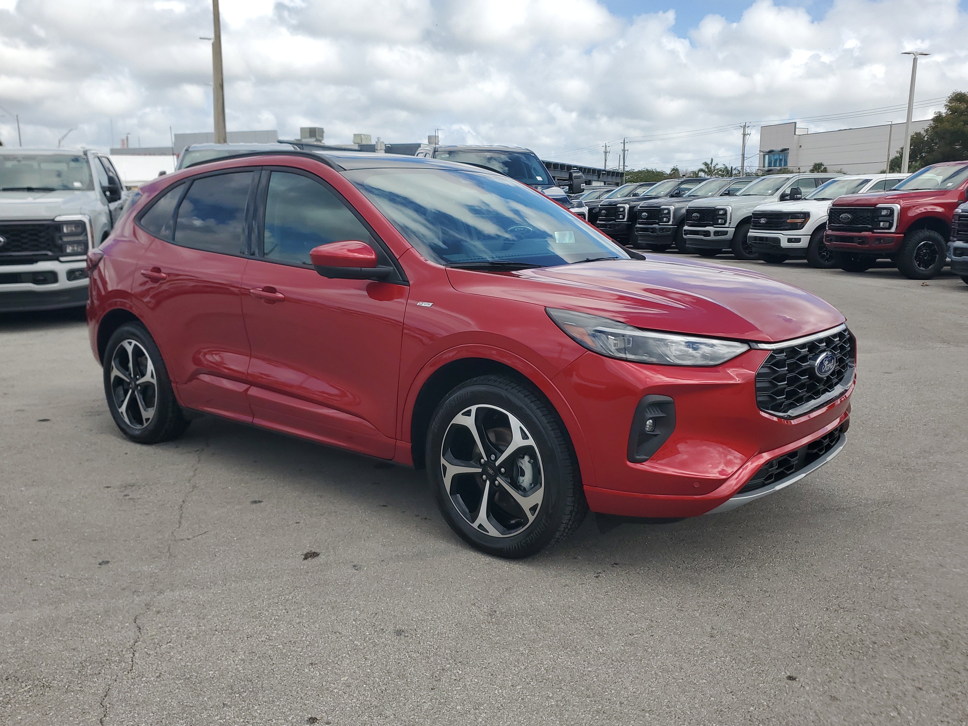 Used 2025 Ford Escape ST-Line Elite w/ Premium Technology Package image 3