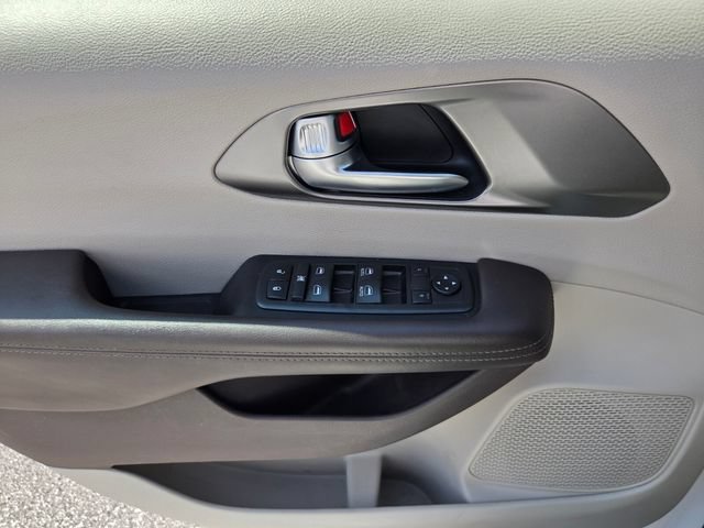 Used 2019 Chrysler Pacifica Touring Plus w/ Advanced Safetytec Group FWD image 29