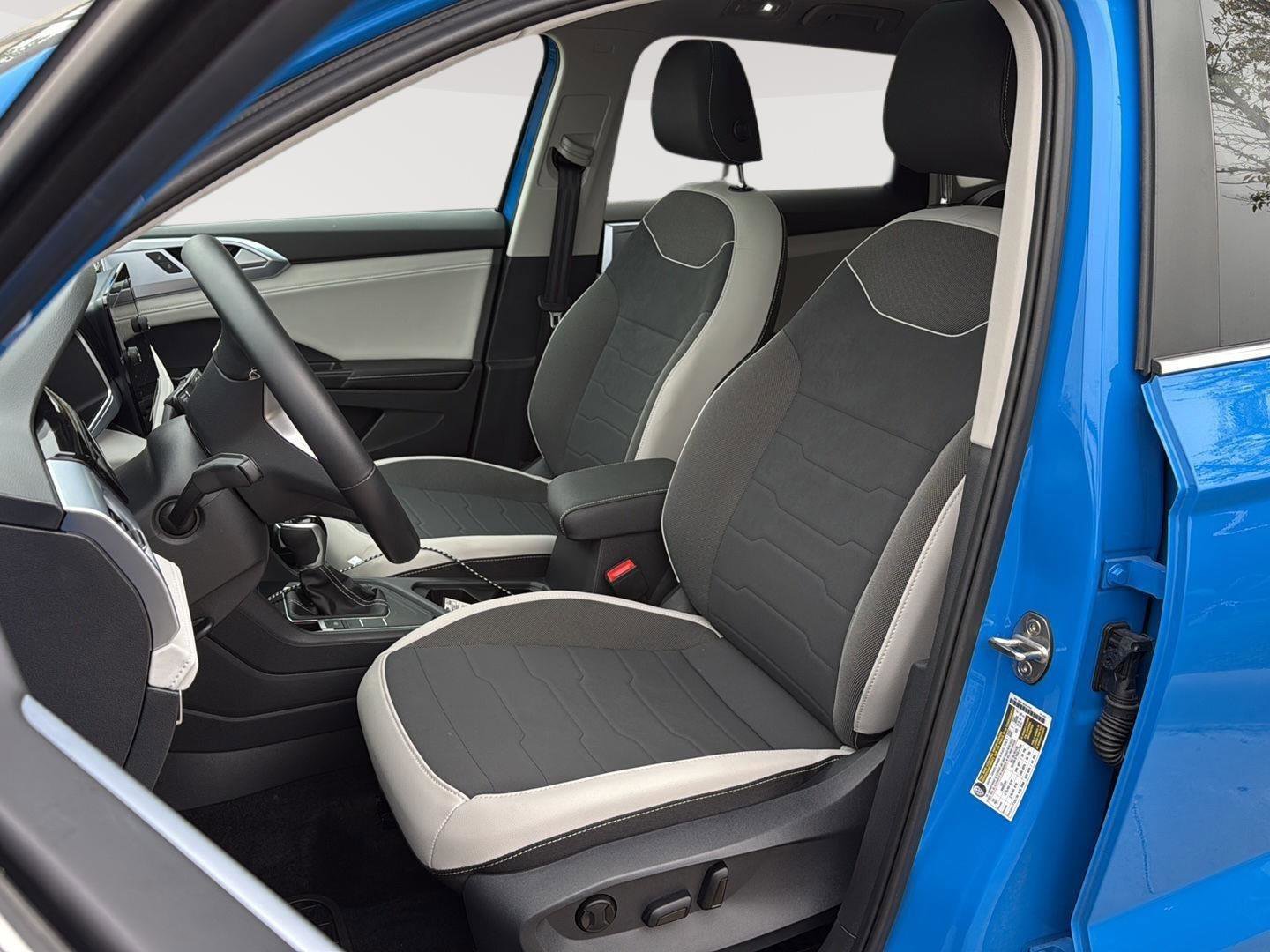 Certified 2025 Volkswagen Taos SE w/ Panoramic Sunroof Package image 11