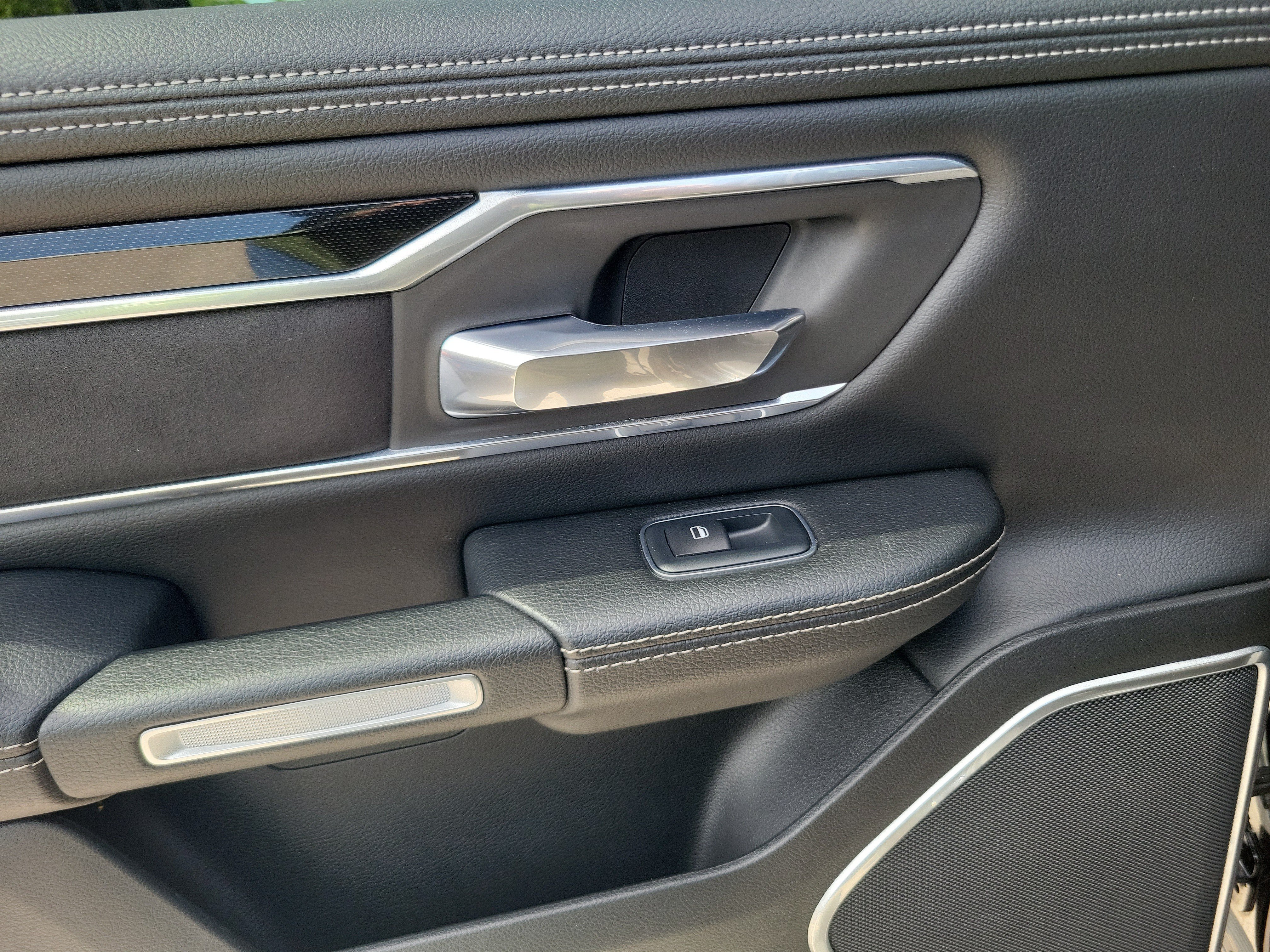 Used 2019 RAM 1500 Laramie AWD/4WD image 29